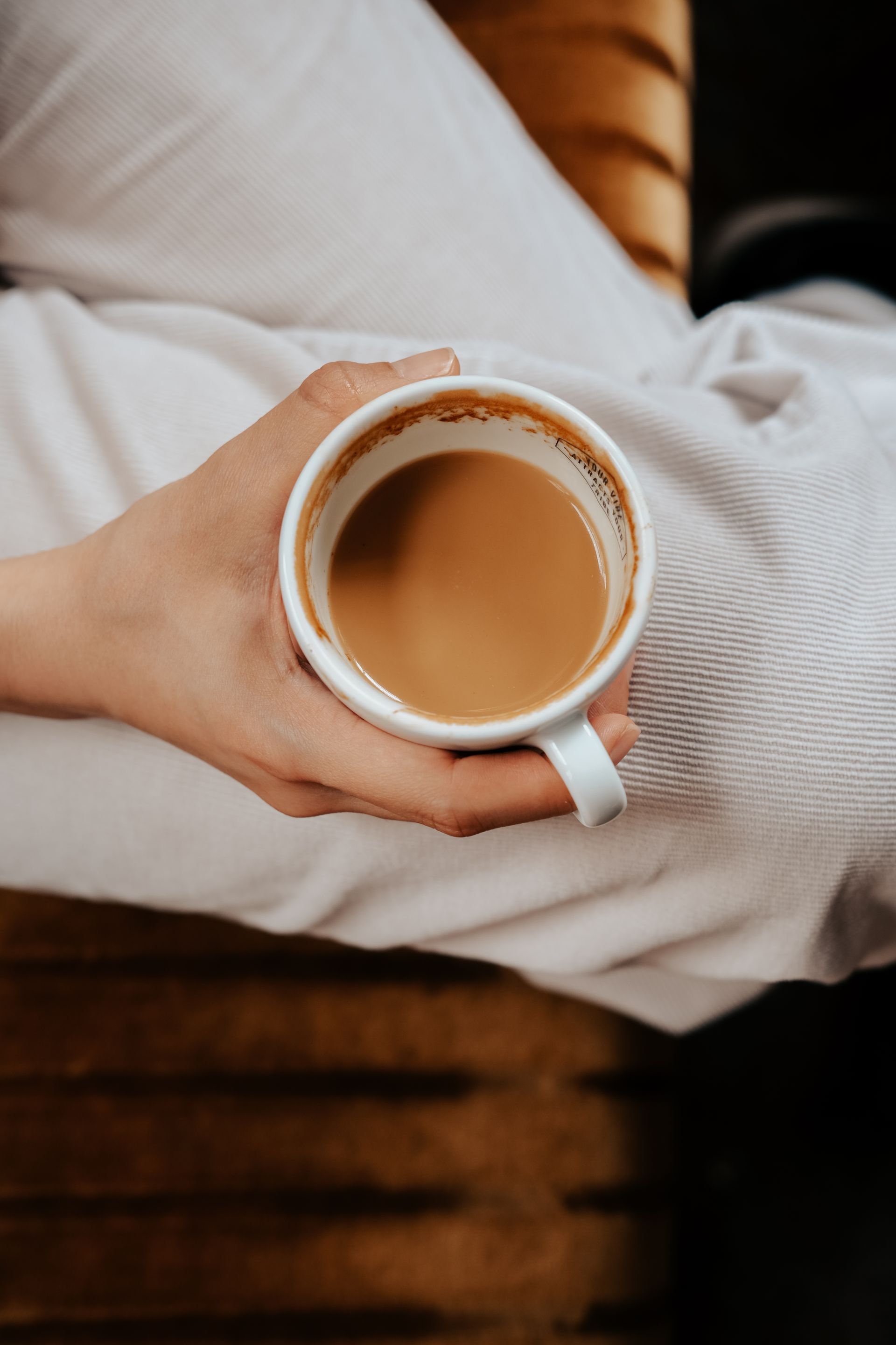 Hände halten eine Tasse Kaffee