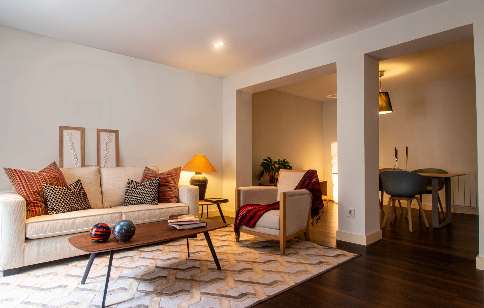 Warm eingerichtetes Wohnzimmer