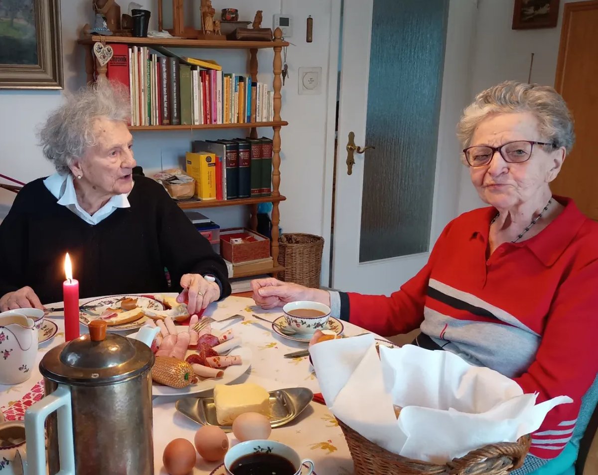 Zwei Seniorinnen beim gemeinsamen Frühstück – Gesellschaft statt Alleinsein
